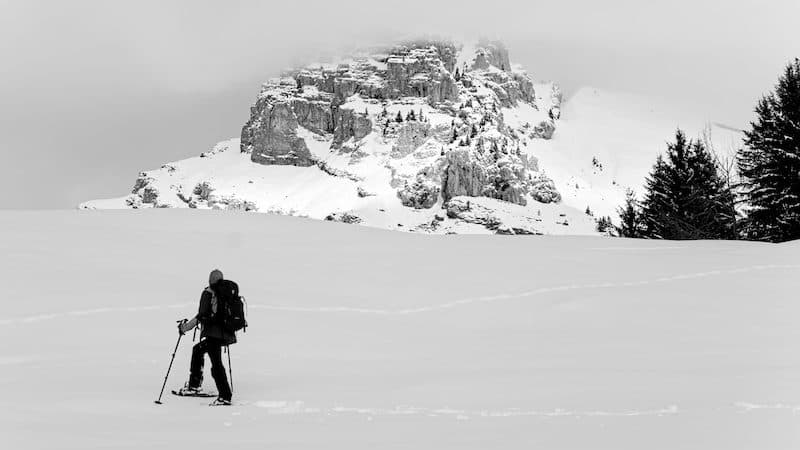 Femme en montagne regardant le sommet